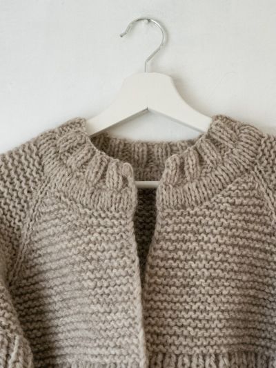 Grey Sheep Jacket Knitting Pattern – Stylish Short Cardigan with Balloon Sleeves