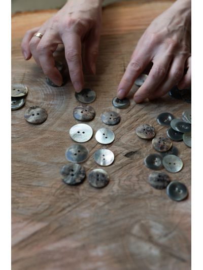 Mother-of-pearl buttons enameled, grey green 30mm