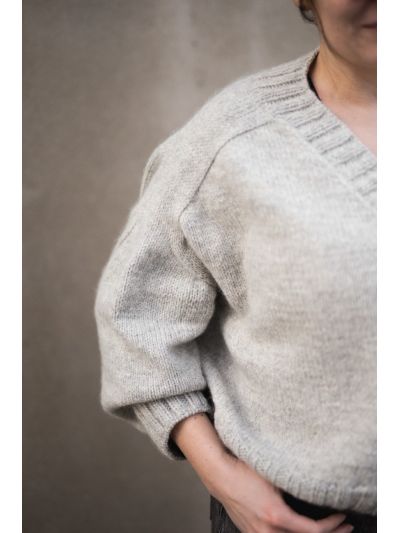 I Wanna Be Your Sweater Knitting Pattern – Hip-Length, V-Neck & Elegant Style