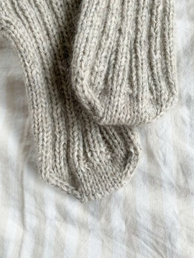 Ruke Socks Knitting Pattern – Medium Length, Rib Stitch & Double Heel