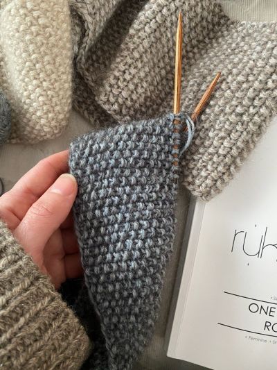 Ruke Scarf Knitting Pattern – Beginner-Friendly, Seed Stitch & Short Rows